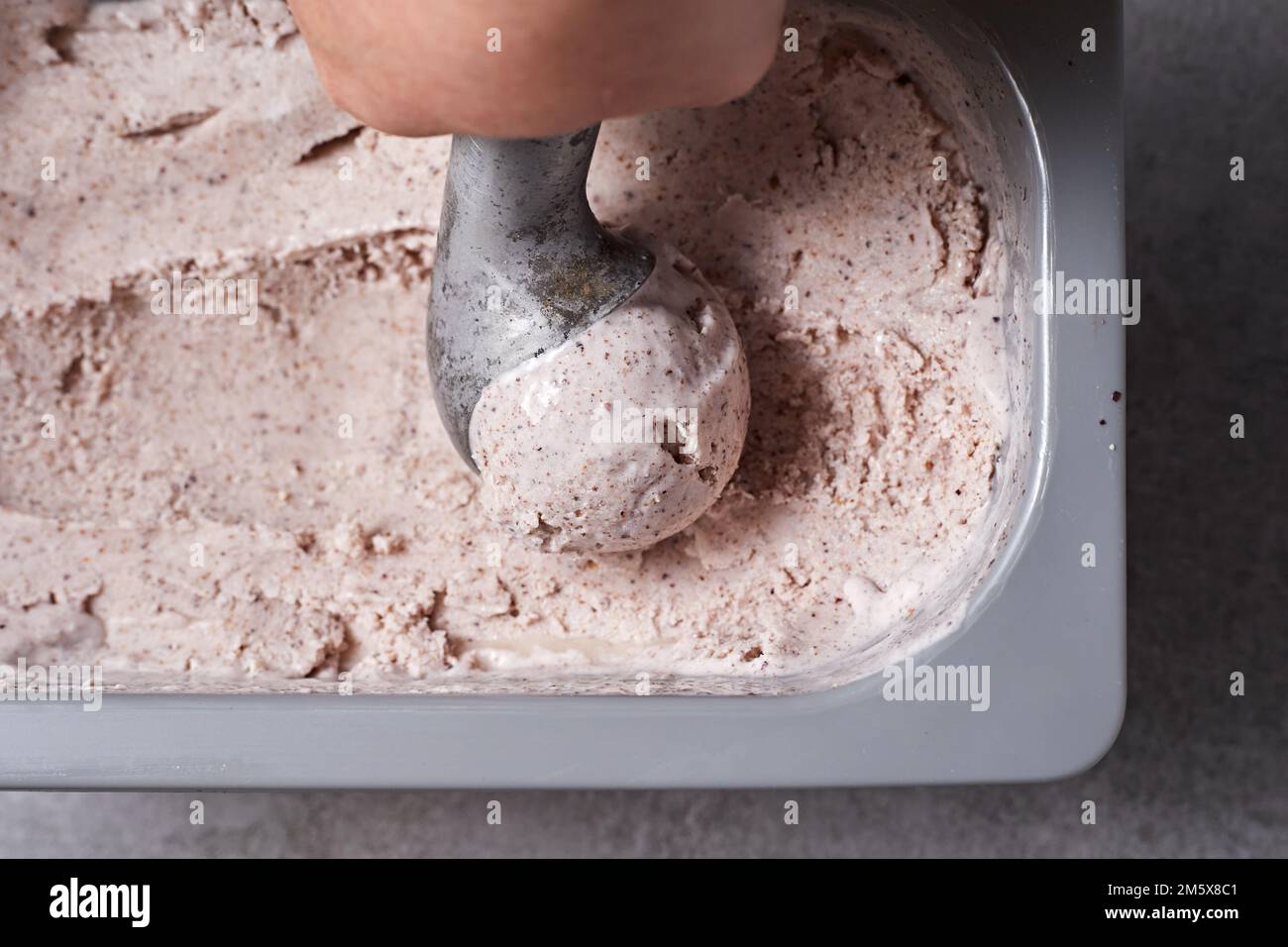Gelato fatto in casa con patatine al cioccolato. Dessert rinfrescante per i buongustai. Stracciatella. Foto Stock