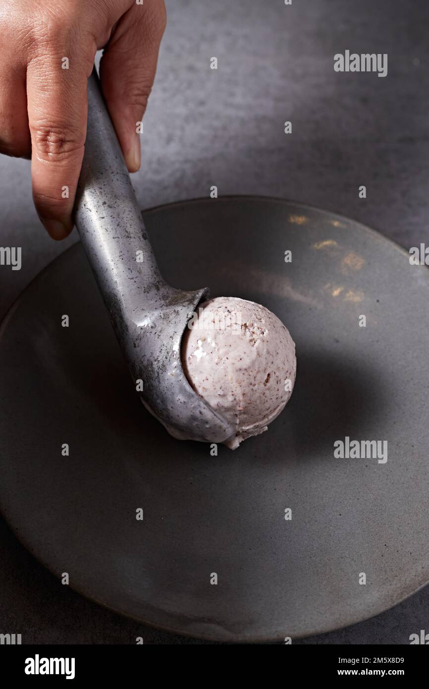 Gelato fatto in casa con patatine al cioccolato. Dessert rinfrescante per i buongustai. Stracciatella. Foto Stock