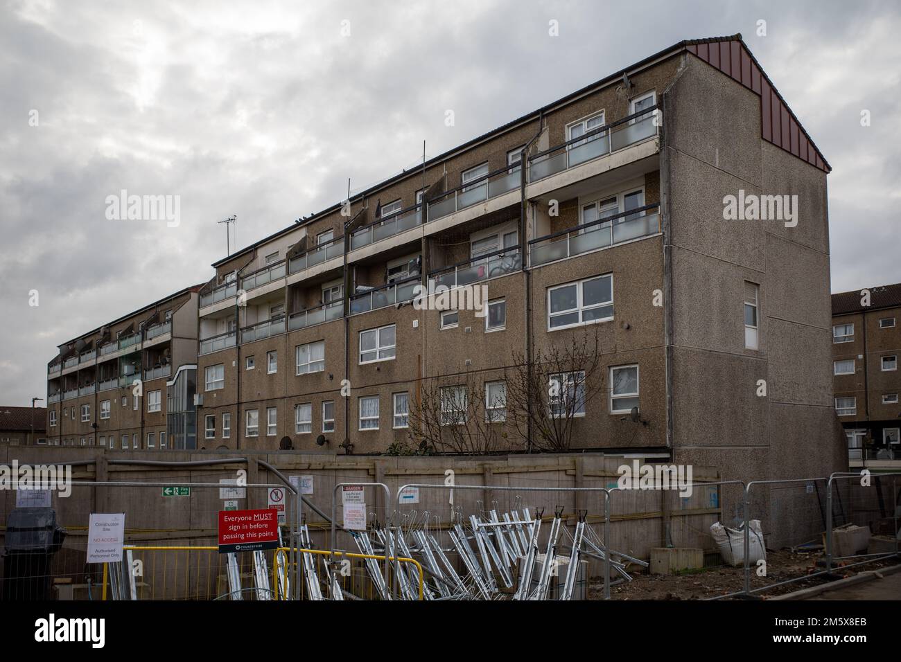 Dollis Valley Housing Estate costruita negli anni '60 e '70, situato vicino a High Barnet, a nord di Londra, in fase di ristrutturazione. Alloggi a Londra nel dopoguerra. Foto Stock
