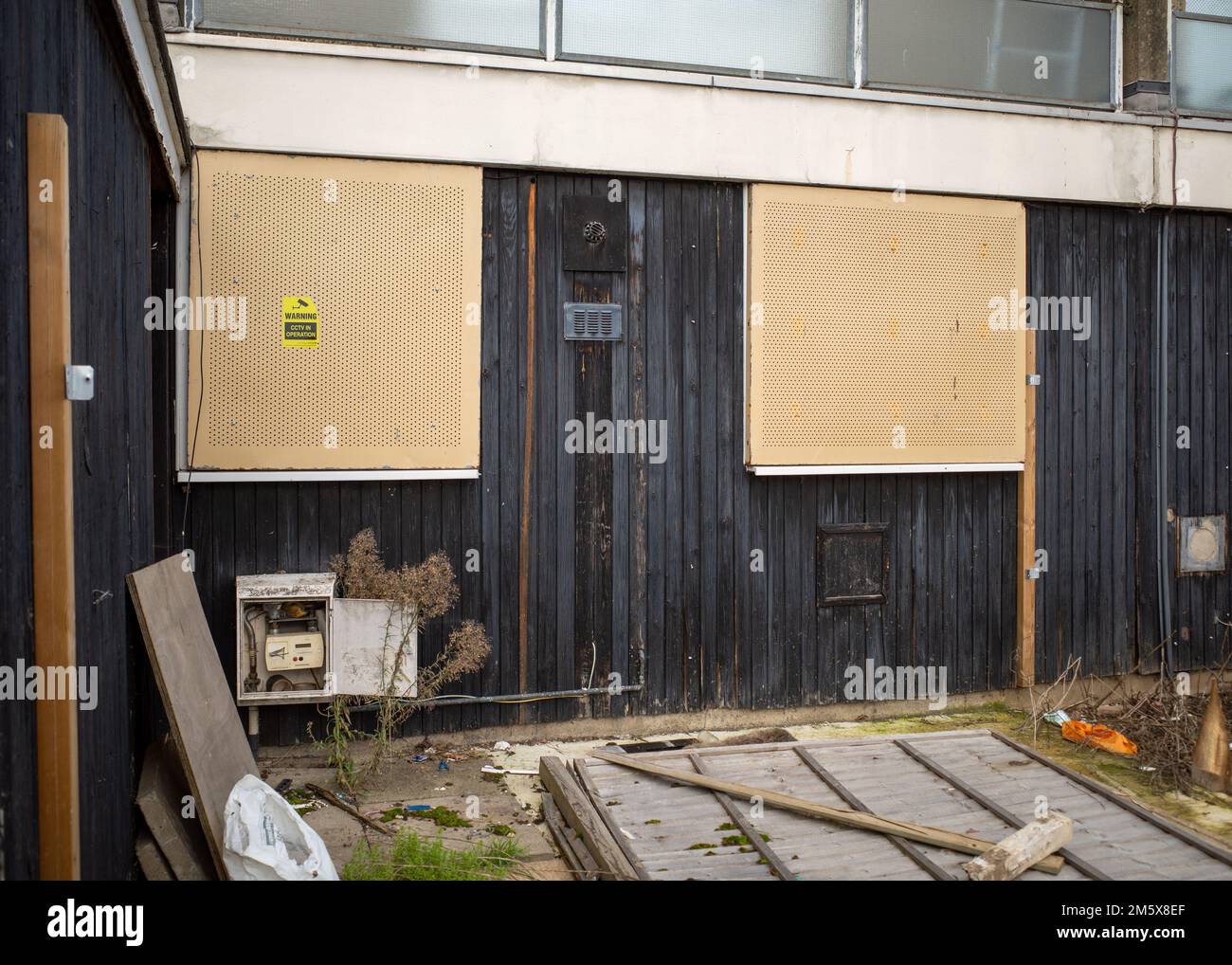 Le finestre sono state salite nella tenuta immobiliare di North London, Dollis Valley, attualmente in fase di demolizione per la ristrutturazione, Londra, Regno Unito. Foto Stock