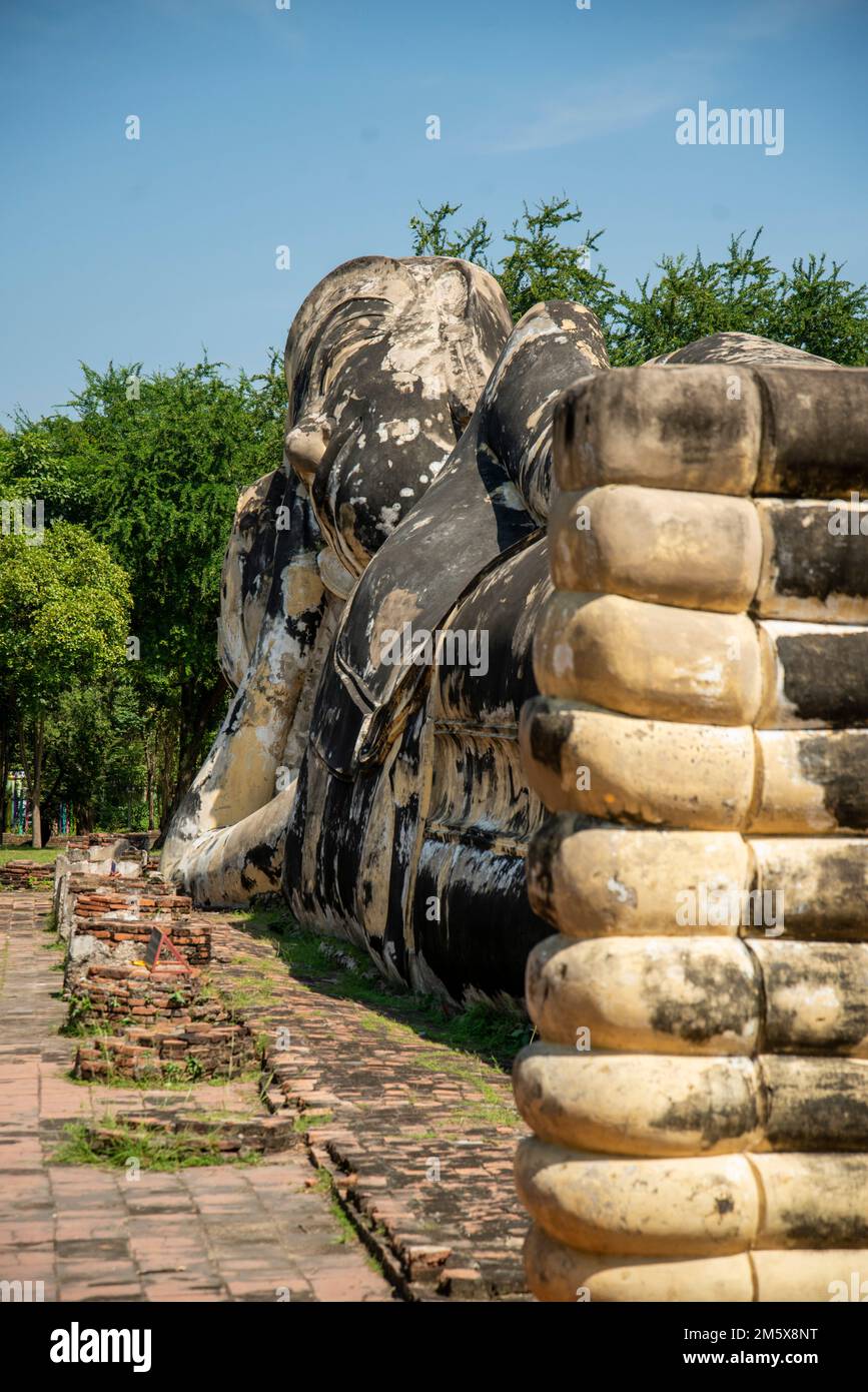 Il buddha sdraiato al Wat Lokayasutharam nella città Ayutthaya nella provincia di Ayutthaya in Thailandia, Thailandia, Ayutthaya, novembre 2022 Foto Stock