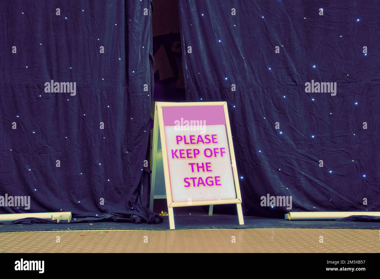 Scendi con si prega di tenere fuori dal cartello del palco stelle tende Foto Stock
