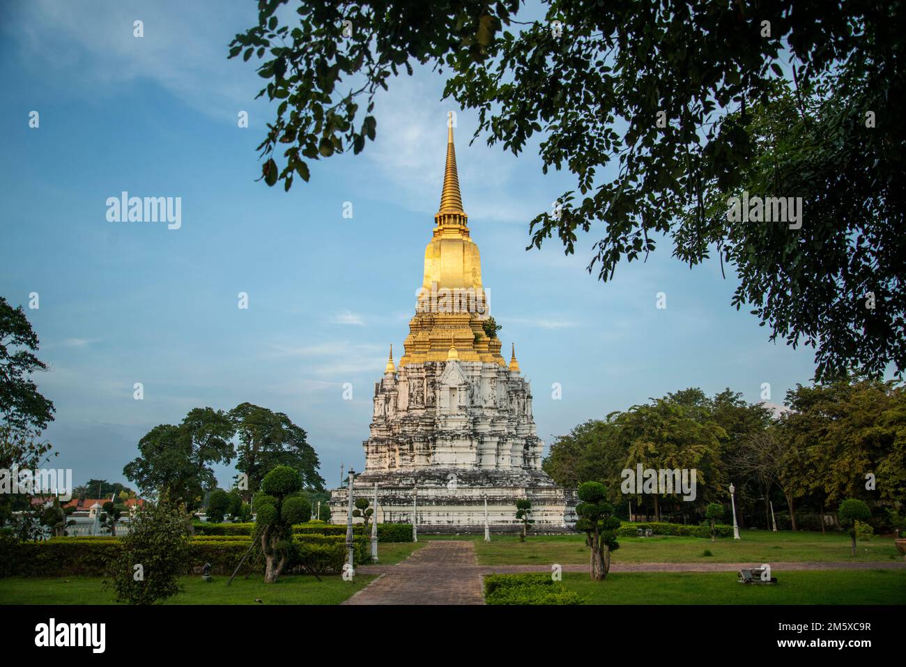 Il Phra Chedi si Suriyothai nella città Ayutthaya nella provincia di Ayutthaya in Thailandia, Thailandia, Ayutthaya, novembre, 2022 Foto Stock