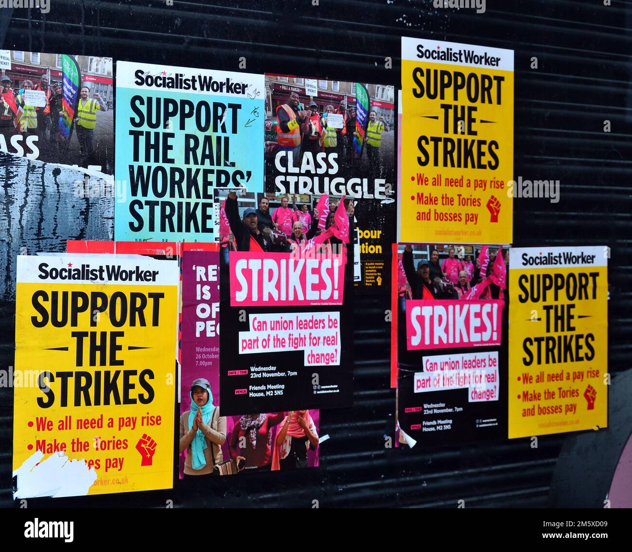 I poster, prodotti principalmente da Socialist Worker, su una vetrina vuota a Manchester, Regno Unito, invitano i passanti a sostenere gli scioperi. Nel 2022 ci sono stati disordini industriali nel Regno Unito, come dipendenti della rete di trasporti, NHS, scuole, e Royal Mail, ha intrapreso l'azione di sciopero. Nel 2023 si prevede che in Scozia ci saranno fermate da parte di lavoratori ferroviari, autisti di autobus, infermieri, ambulatori e insegnanti. Foto Stock