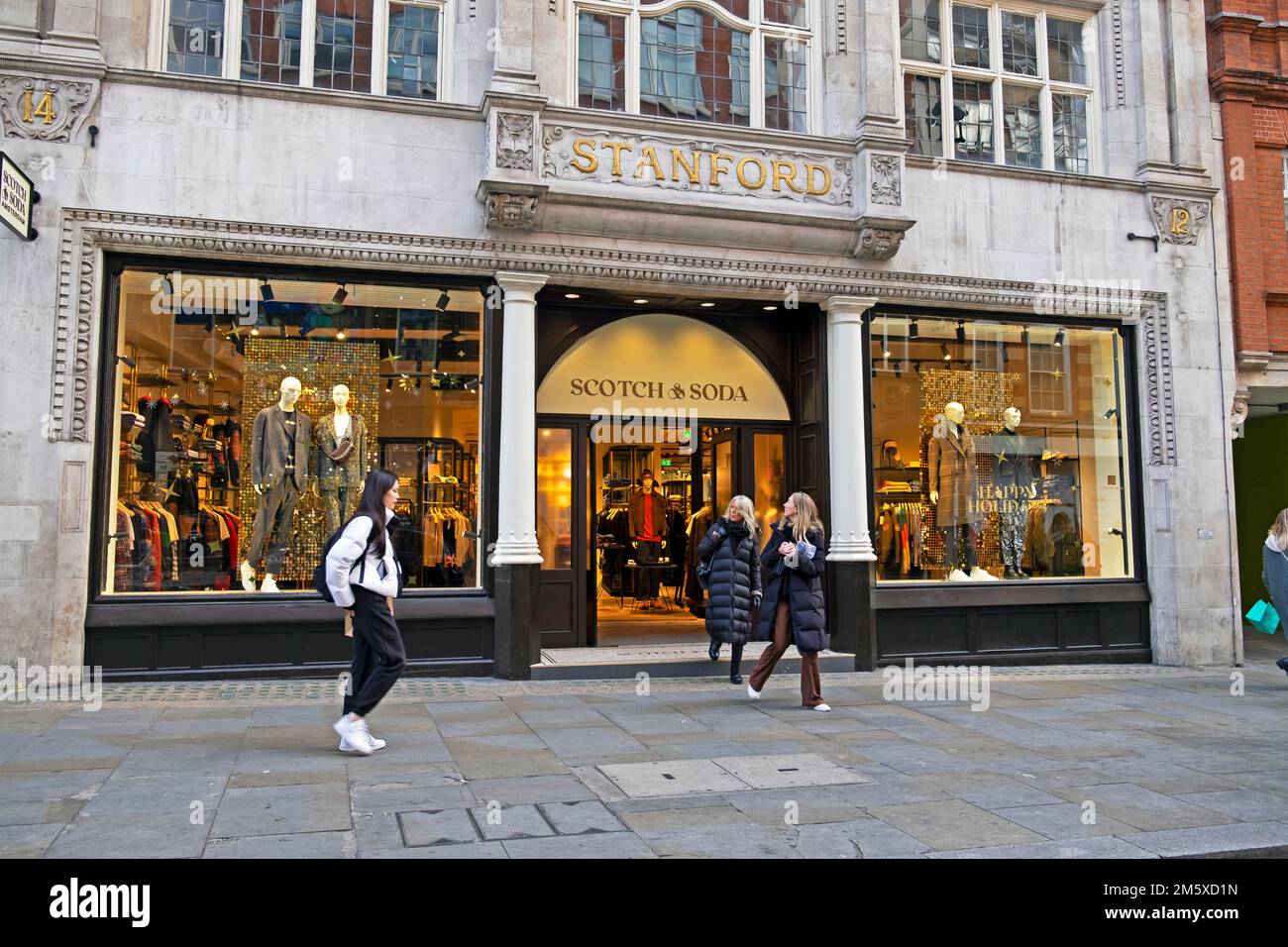Vista dall'esterno del negozio Scotch & Soda nel vecchio edificio Stanfords Travel Store di Long Acre a Covent Garden Londra Inghilterra UK KATHY DEWITT Foto Stock