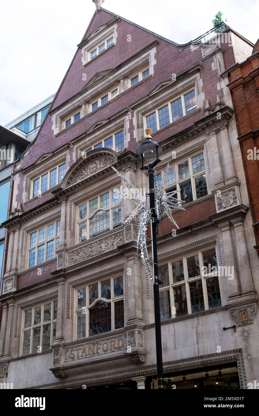 Vista verticale esterna del vecchio edificio dei cartelli per i negozi di viaggi Stanfords a Long Acre a Covent Garden Londra Inghilterra UK KATHY DEWITT Foto Stock