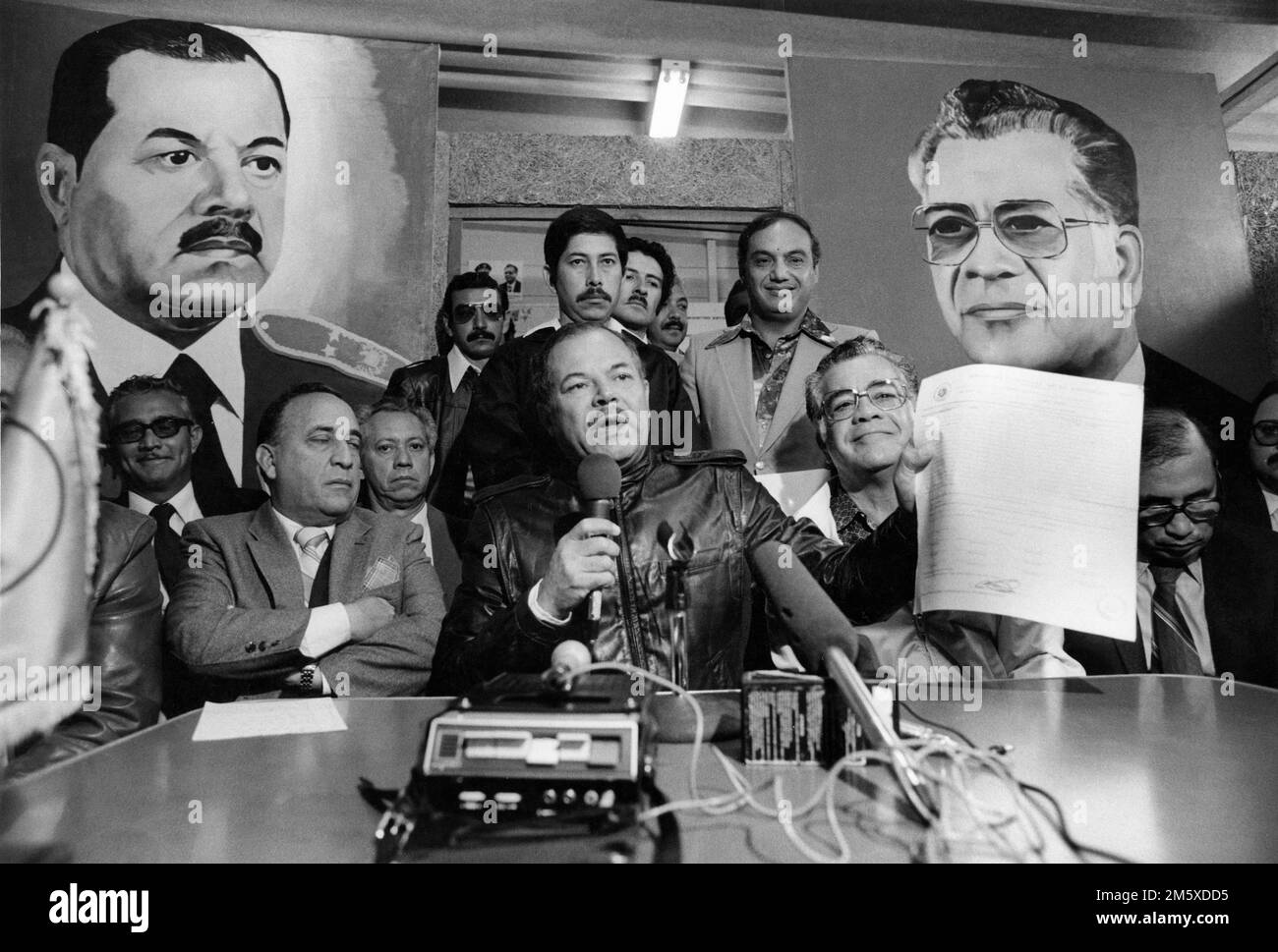 Città del Guatemala, 10th marzo 1982; il generale Guevara si è dichiarato presidente, tenendo un documento che egli ha detto dimostra che le elezioni fraudolente tenutesi il 7th marzo è stato libero ed equo. Due settimane dopo un colpo di stato dell'esercito guidato dal generale Rios Montt prese il potere e seguì un'ulteriore repressione. Foto Stock