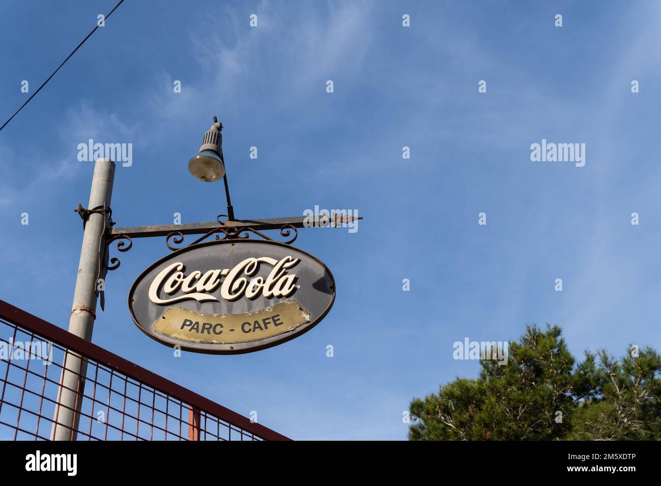 Felanitx, Spagna; 30 2022 dicembre: Primo piano del segno del marchio internazionale di bevande analcoliche Coca Cola, fuori in una giornata di sole Foto Stock