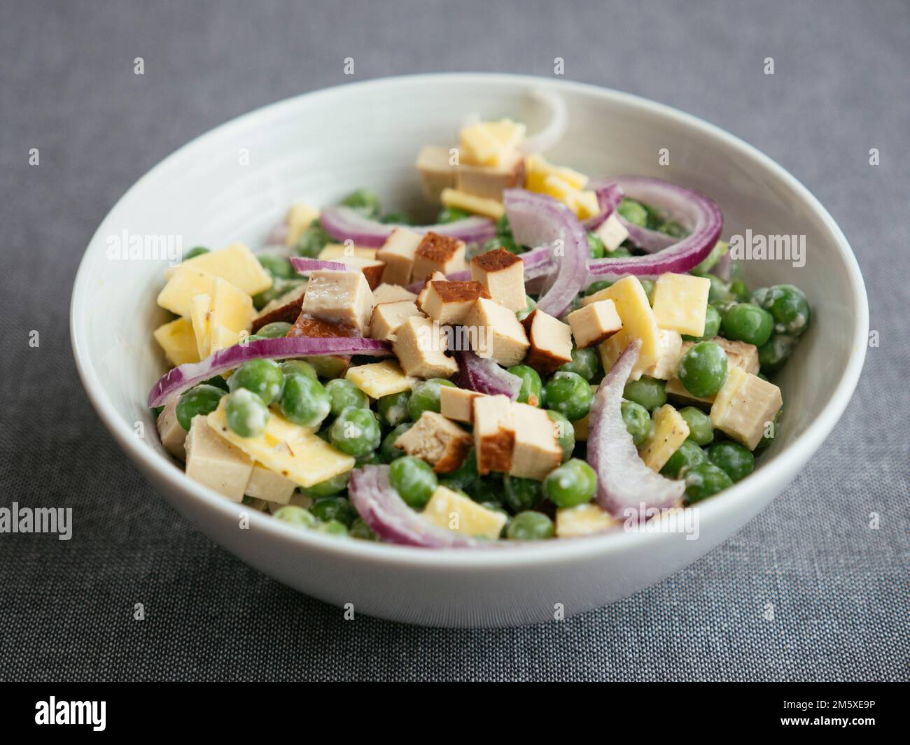 Insalata di piselli vegani con formaggio non caseario e tofu affumicato Foto Stock