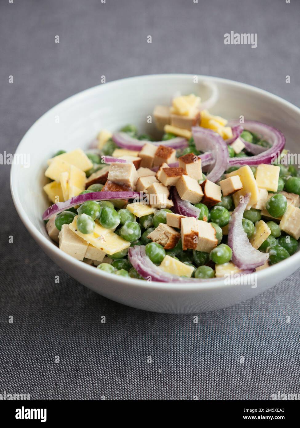 Insalata di piselli vegani con formaggio non caseario e tofu affumicato Foto Stock