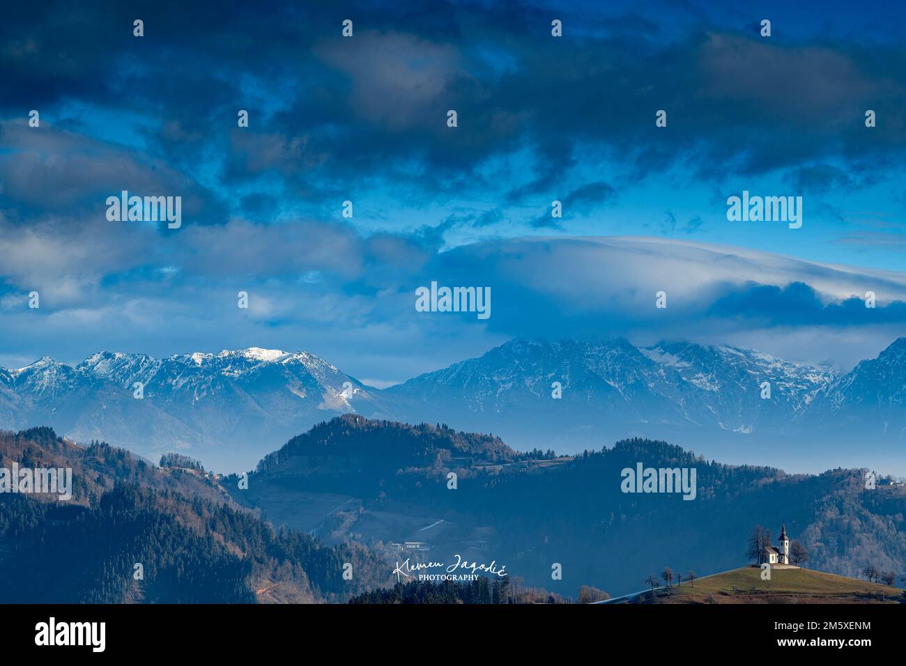 Chiesa di San Tommaso sopra il villaggio di Praprotno all'alba del mattino Foto Stock