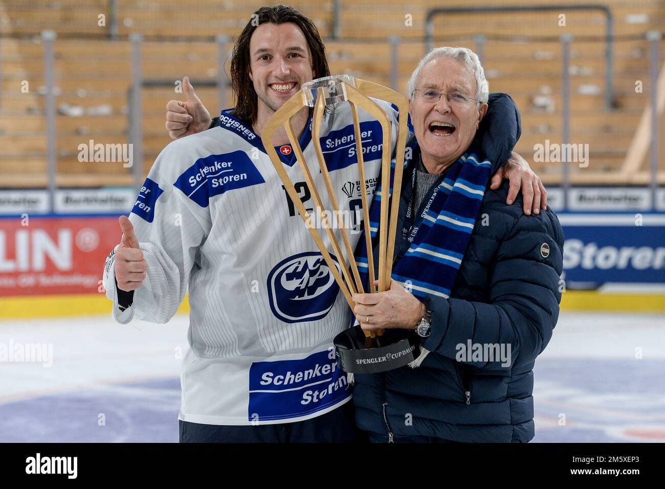 Davos, Svizzera. 31st Dec, 2022. 31.12.2022, Davos, Eistadion Davos, Spengler Cup Final: HC Sparta Praha - HC Ambri-Piotta, Daniele grassi di HC Ambri-Piotta e il team dottor Franco quadri (Andrea Branca/SPP-JP) Credit: SPP Sport Press Photo. /Alamy Live News Foto Stock