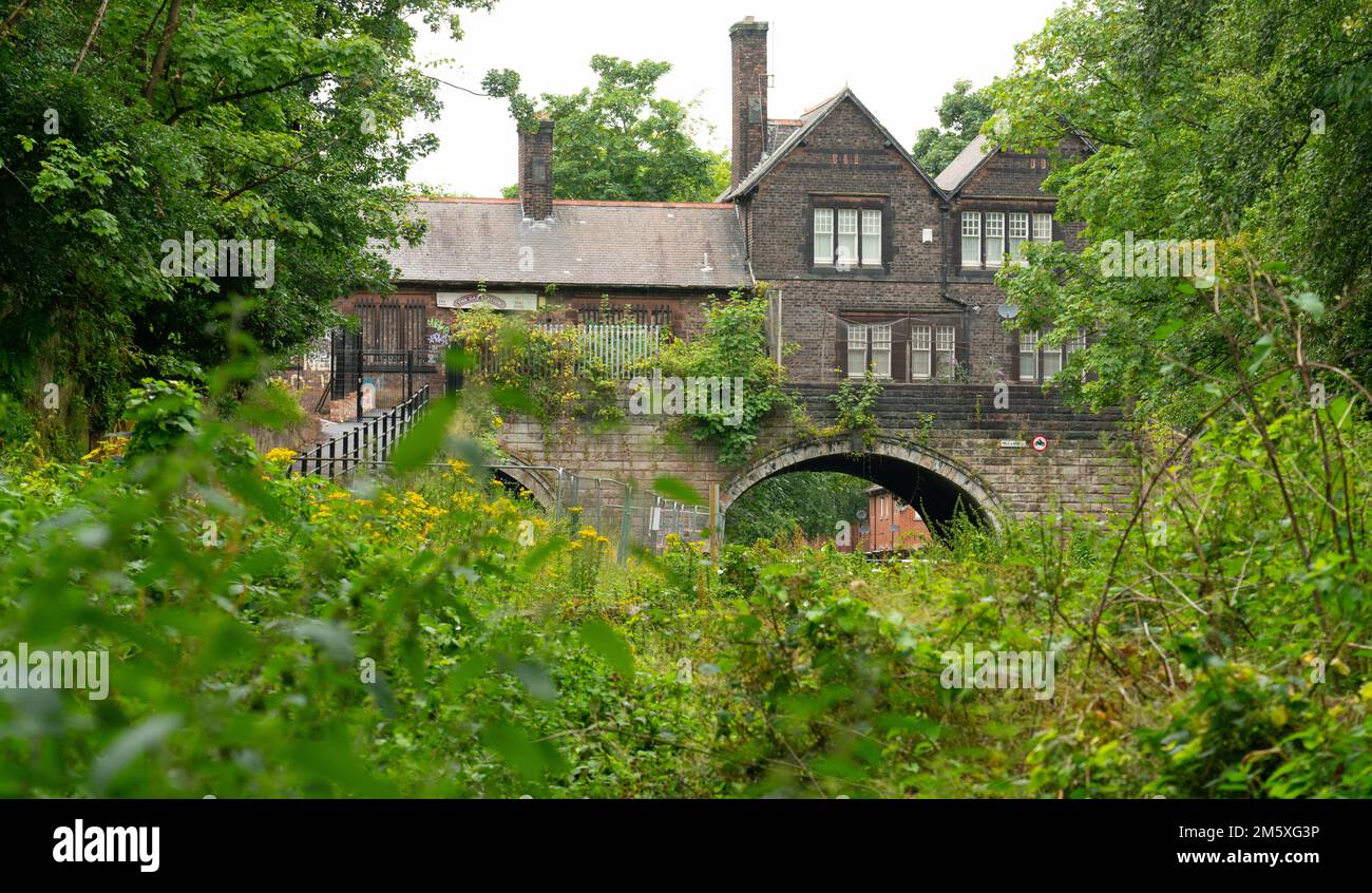 L'ex stazione ferroviaria di West Derby, Mill Lane, Liverpool 12. Sulla Liverpool Loop Line in disuso. Immagine ripresa nel luglio 2022. Foto Stock