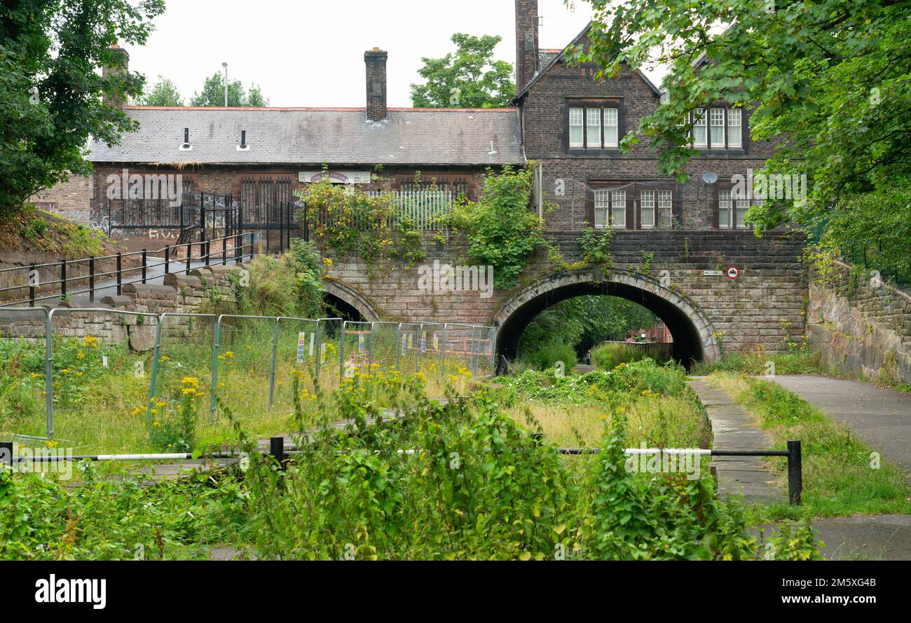 L'ex stazione ferroviaria di West Derby, Mill Lane, Liverpool 12. Sulla Liverpool Loop Line in disuso. Immagine ripresa nel luglio 2022. Foto Stock