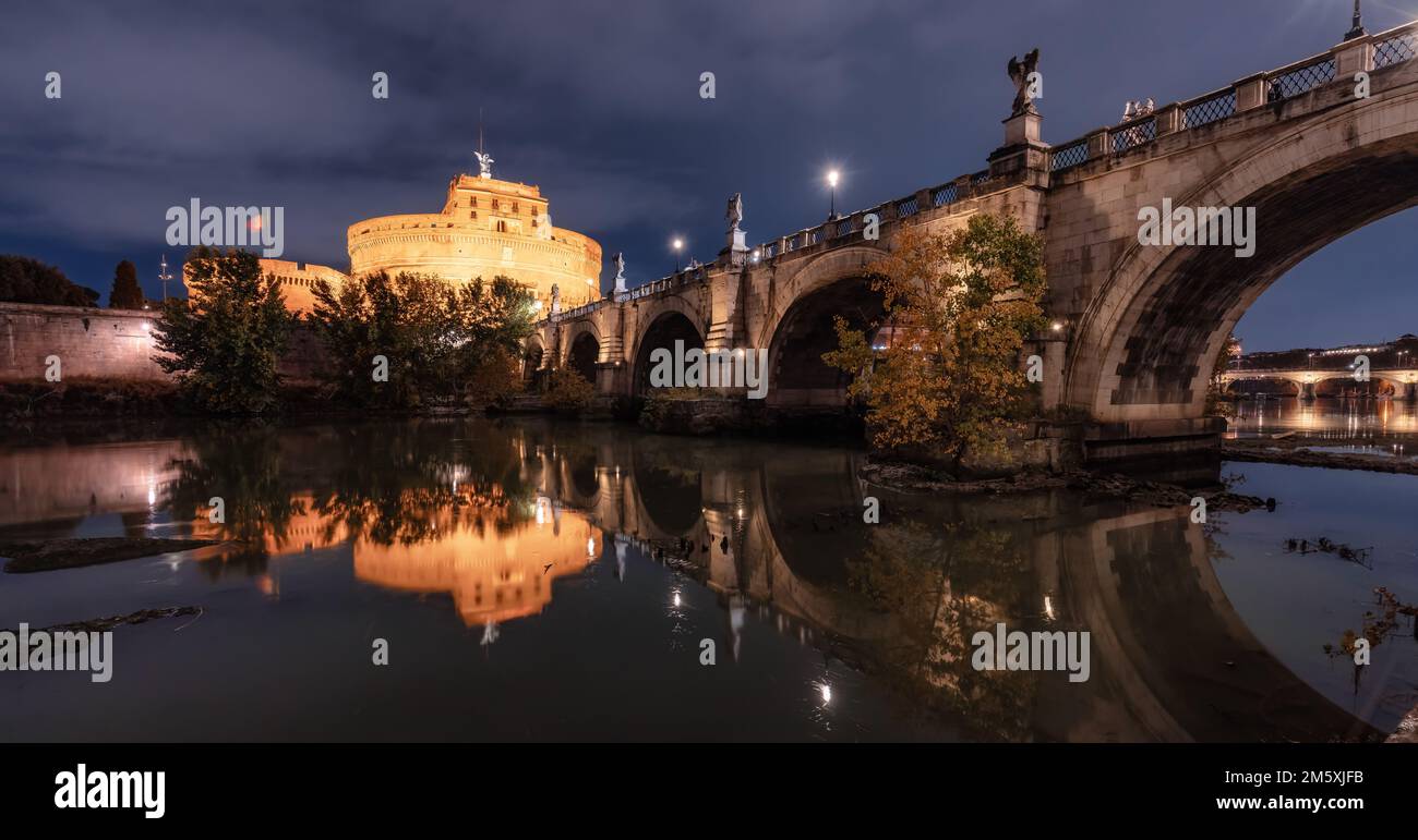 Old Historic St Angelo Bridge, sul fiume Tevere di notte. Roma, Italia Foto Stock