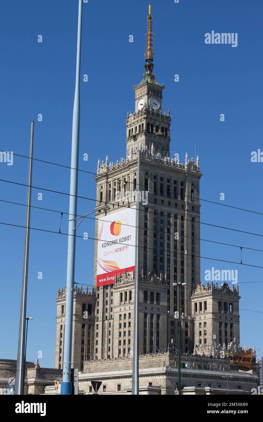 Il Palazzo della Cultura e della Scienza, un alto edificio nel centro di Varsavia, Polonia Foto Stock