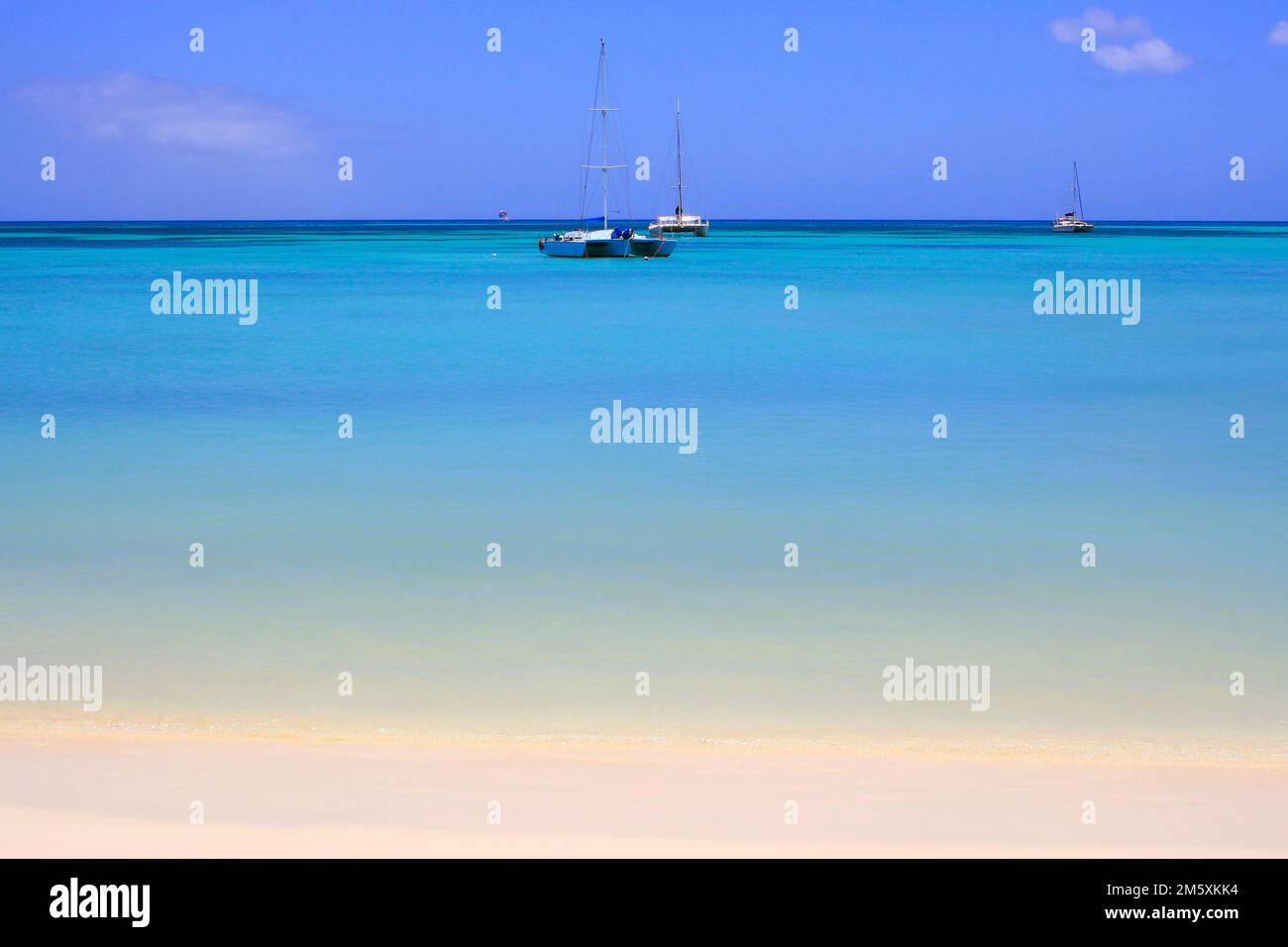 Spiaggia appartata turchese ad Aruba, Mar Blu dei Caraibi, Duth Antille Foto Stock