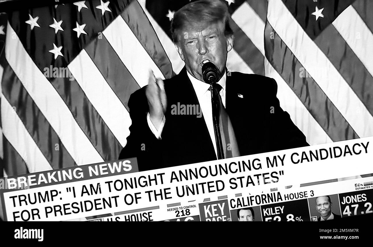 Uno screenshot della CNN di Donald Trump che annuncia la sua candidatura presidenziale del 2024 presso la sua tenuta in Florida. Foto Stock