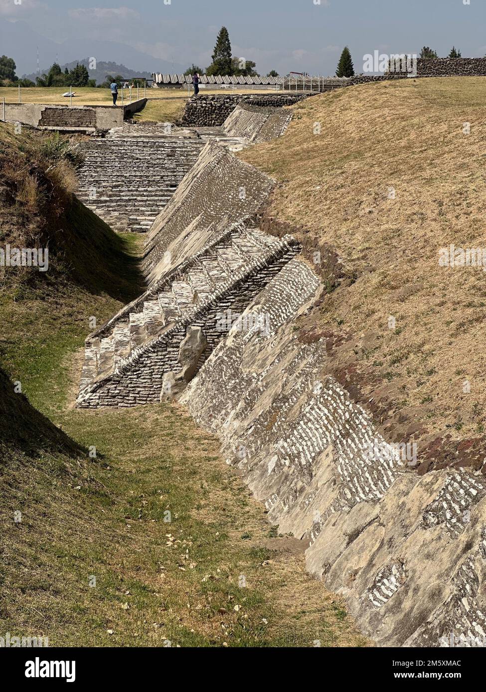 Cholula, Puebla, Stati Uniti. 10th Dec, 2022. La Grande Piramide di Cholula (Messico), conosciuta anche come Tlachihualtepetl, sabato 10 dicembre 2022. (Credit Image: © Mark Hertzberg/ZUMA Press Wire) Foto Stock