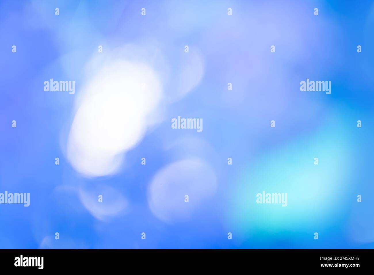 Sfocate lo spazio dell'aria blu e la luce soffusa e luminosa. Cielo blu sfocato e tramonto astratto sfocato luci bokeh. Foto Stock