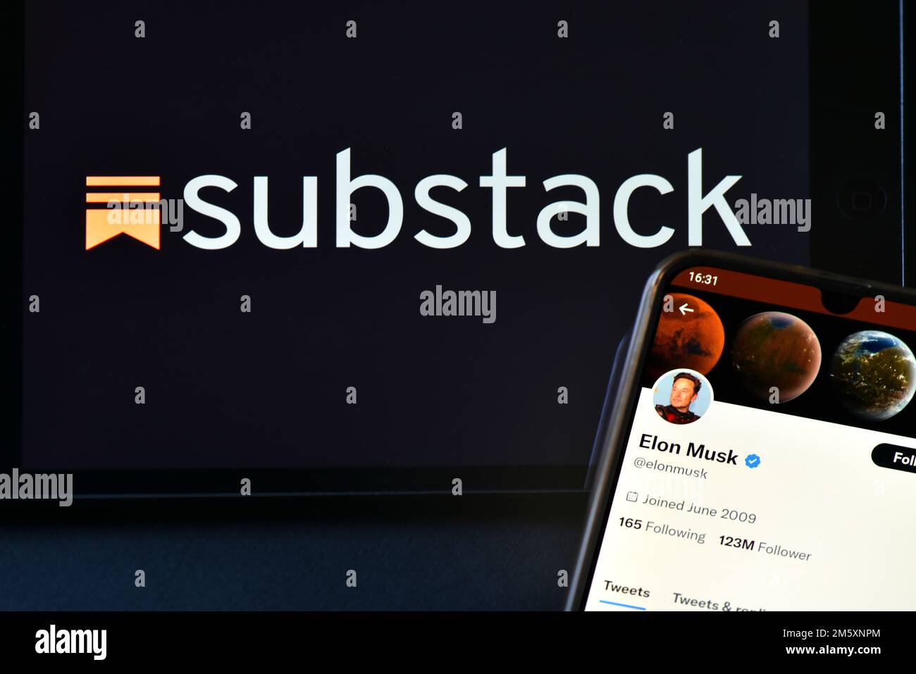 Logo Substack sullo schermo e profilo Twitter di Elon Musk Foto Stock