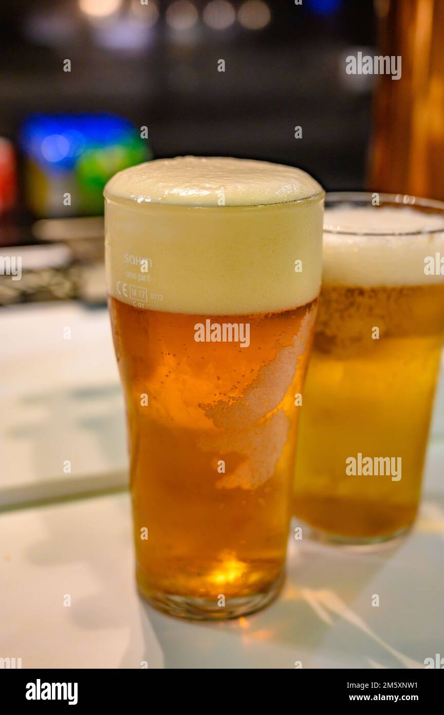 Birra fresca alla spina o IPA è un bicchiere servito in un bar al coperto  vicino, pinta di birra vicino Foto stock - Alamy