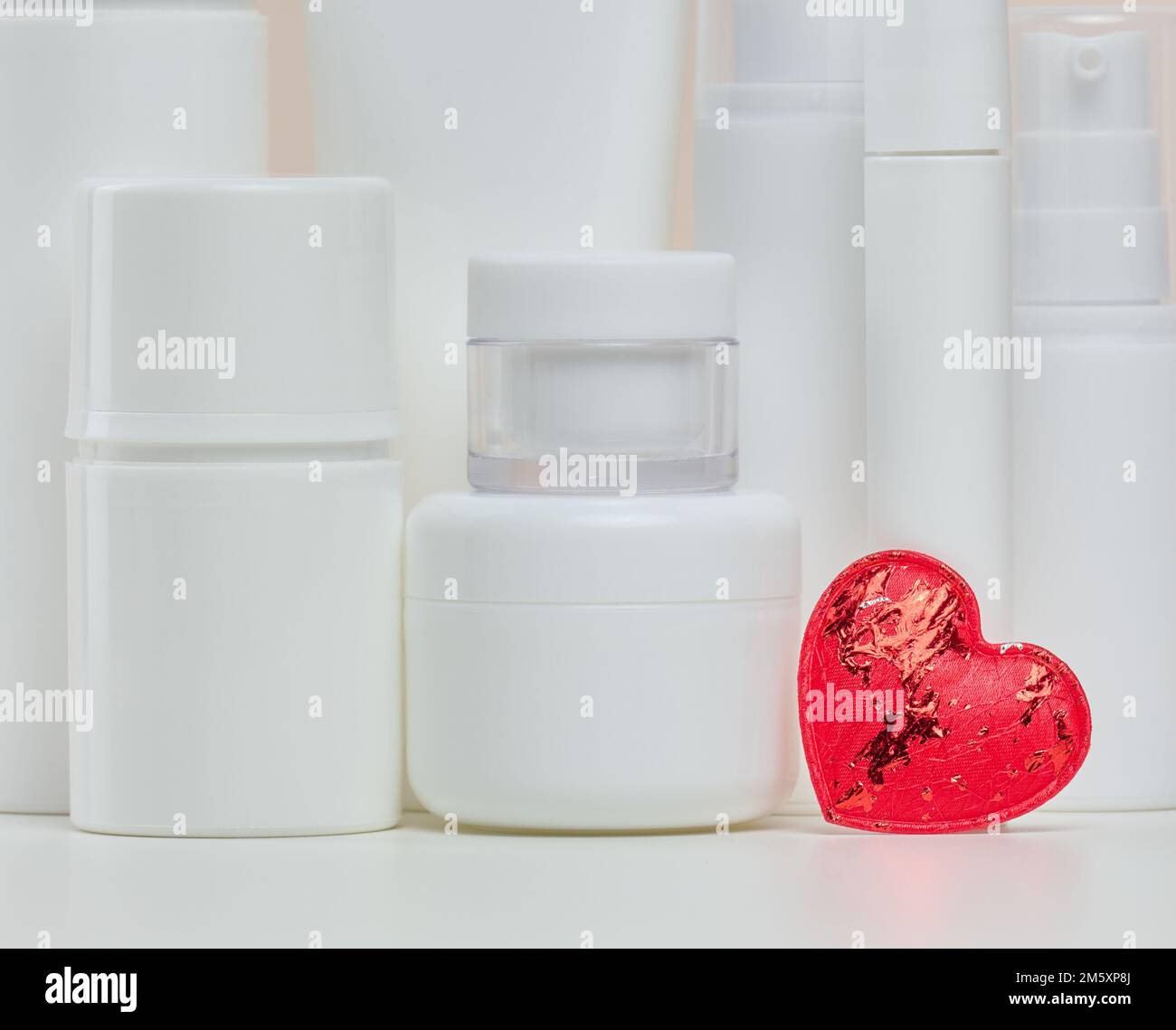 Vasetti e tubi in plastica bianca per cosmetici liquidi. Branding, pubblicità Foto Stock