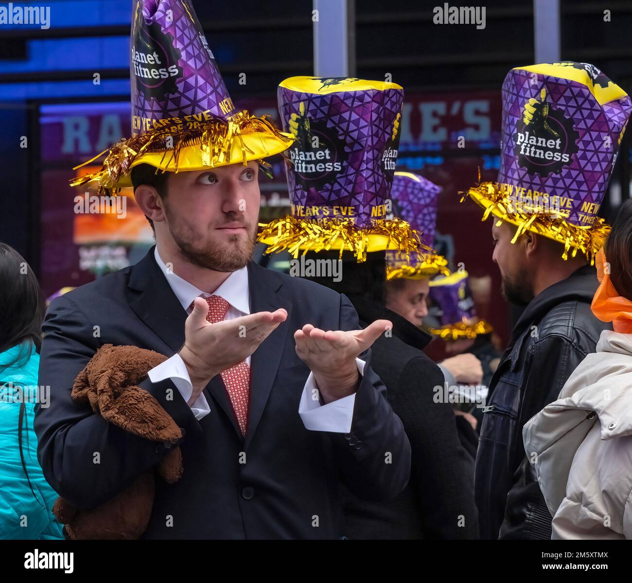 NEW YORK, N.Y. – 31 dicembre 2022: Un rivelatore si vede a Times Square di New York durante la notte di Capodanno piovosa. Foto Stock