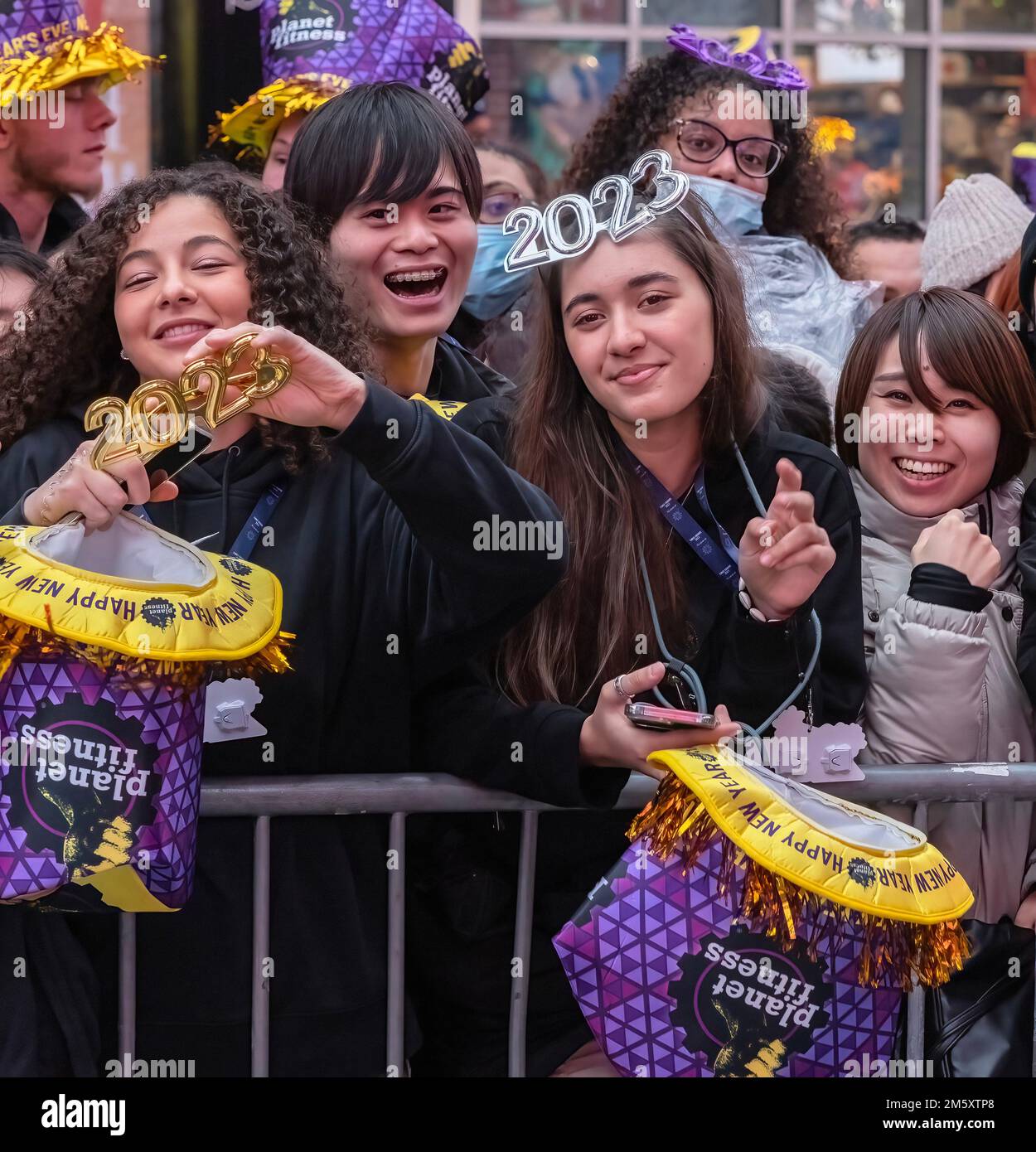 NEW YORK, N.Y. – 31 dicembre 2022: I festeggiatori della vigilia di Capodanno sono visti in Times Square. Foto Stock