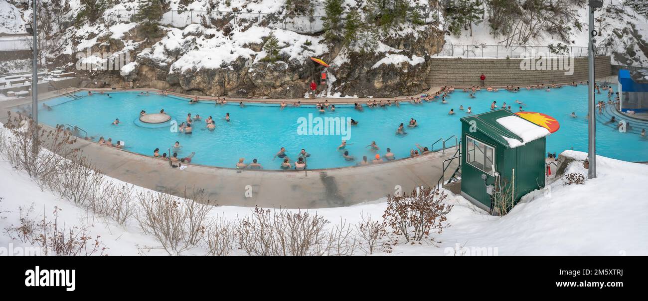 Radium Hot Springs, British Columbia, Canada – 30 gennaio 2022: Le persone si rilassano in una sorgente termale naturale nel Parco Nazionale di Kootenay Foto Stock