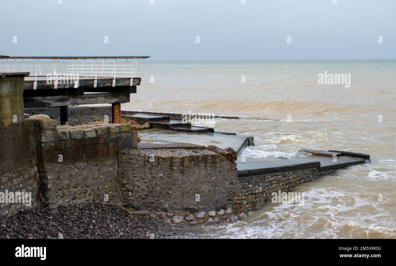 Il mulino a mare sul lungomare di Veules-les-Roses in Normandia (Francia) Foto Stock