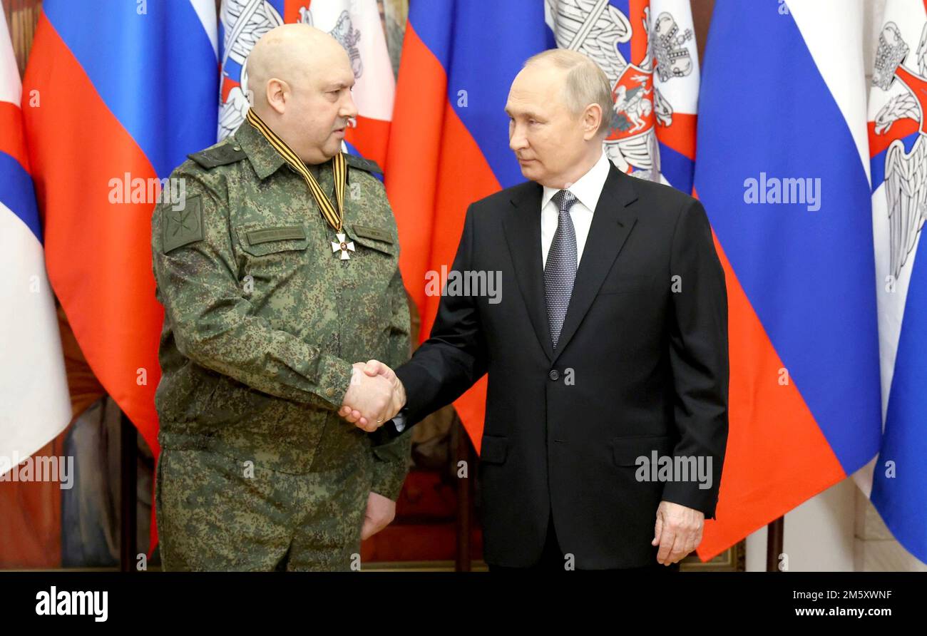 Rostov-on-Don, Russia. 31st Dec, 2022. Il presidente russo Vladimir Putin assegna il comandante delle forze russe in Ucraina, il generale Sergei Surovikin con l'Ordine di San Giorgio, durante una cerimonia presso la sede del distretto militare meridionale, il 31 dicembre 2022 a Rostov-on-Don, Russia. Putin ha consegnato i premi e ha pronunciato il suo discorso di Capodanno durante la visita. Credit: Mikhail Klimentyev/Kremlin Pool/Alamy Live News Foto Stock