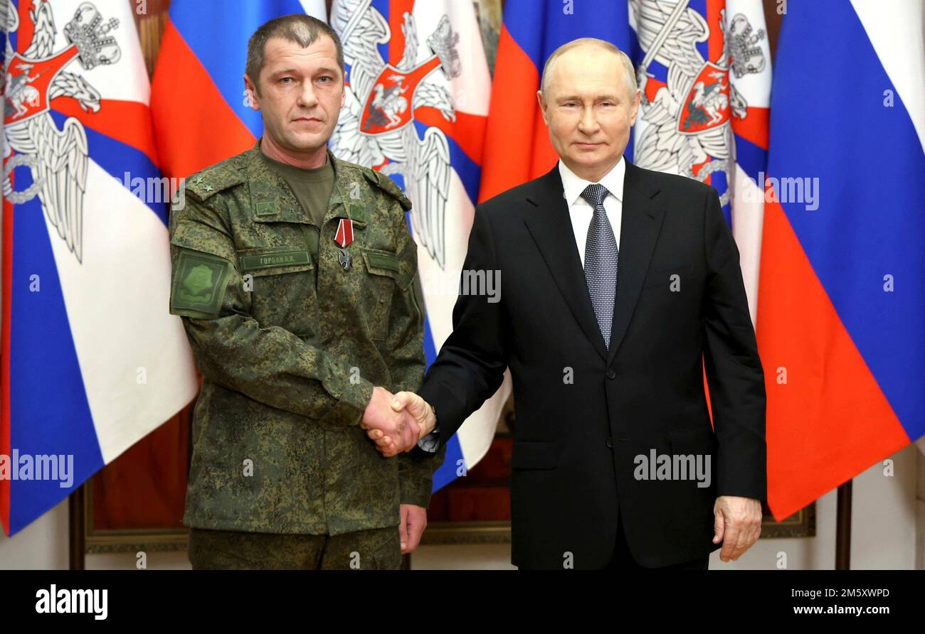 Rostov-on-Don, Russia. 31st Dec, 2022. Il presidente russo Vladimir Putin presenta i soldati con il corpo dell'esercito di Donetsk 1st, il corpo dell'esercito di Lugansk-Severodonetsk 2nd, la Scuola superiore di comando combinato delle armi di Donetsk con premi nel corso di una cerimonia presso il quartier generale del distretto militare meridionale, il 31 dicembre 2022 a Rostov-on-Don, Russia. Putin ha consegnato i premi e ha pronunciato il suo discorso di Capodanno durante la visita. Credit: Mikhail Klimentyev/Kremlin Pool/Alamy Live News Foto Stock