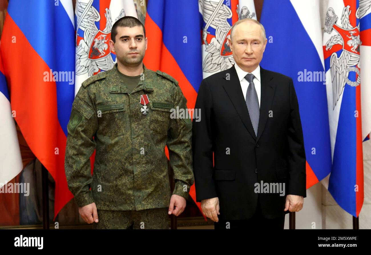 Rostov-on-Don, Russia. 31st Dec, 2022. Il presidente russo Vladimir Putin presenta i soldati con il corpo dell'esercito di Donetsk 1st, il corpo dell'esercito di Lugansk-Severodonetsk 2nd, la Scuola superiore di comando combinato delle armi di Donetsk con premi nel corso di una cerimonia presso il quartier generale del distretto militare meridionale, il 31 dicembre 2022 a Rostov-on-Don, Russia. Putin ha consegnato i premi e ha pronunciato il suo discorso di Capodanno durante la visita. Credit: Mikhail Klimentyev/Kremlin Pool/Alamy Live News Foto Stock