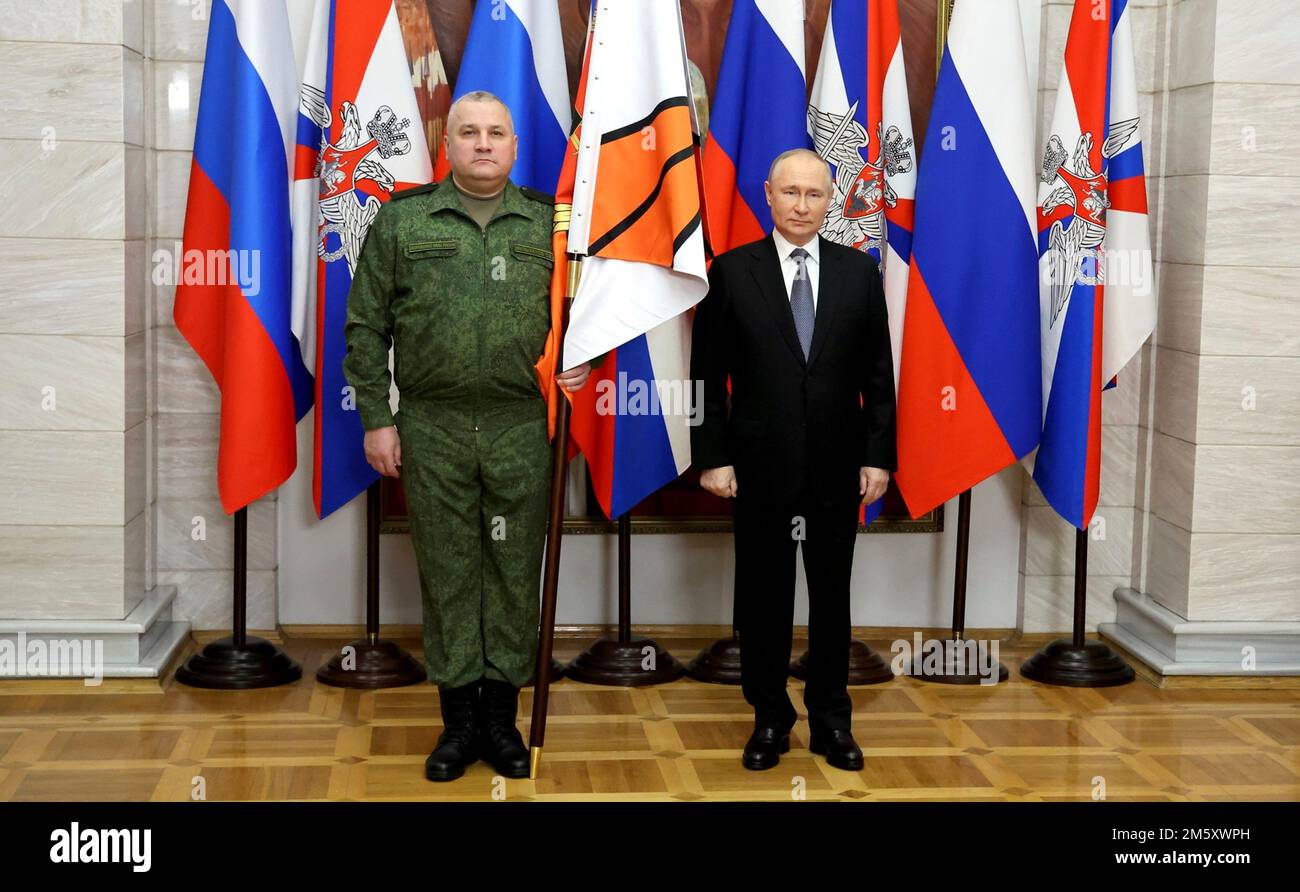 Rostov-on-Don, Russia. 31st Dec, 2022. Il presidente russo Vladimir Putin presenta i soldati con il corpo dell'esercito di Donetsk 1st, il corpo dell'esercito di Lugansk-Severodonetsk 2nd, la Scuola superiore di comando combinato delle armi di Donetsk con gli striscioni durante una cerimonia presso la sede del distretto militare meridionale, il 31 dicembre 2022 a Rostov-on-Don, Russia. Putin ha consegnato i premi e ha pronunciato il suo discorso di Capodanno durante la visita. Credit: Mikhail Klimentyev/Kremlin Pool/Alamy Live News Foto Stock