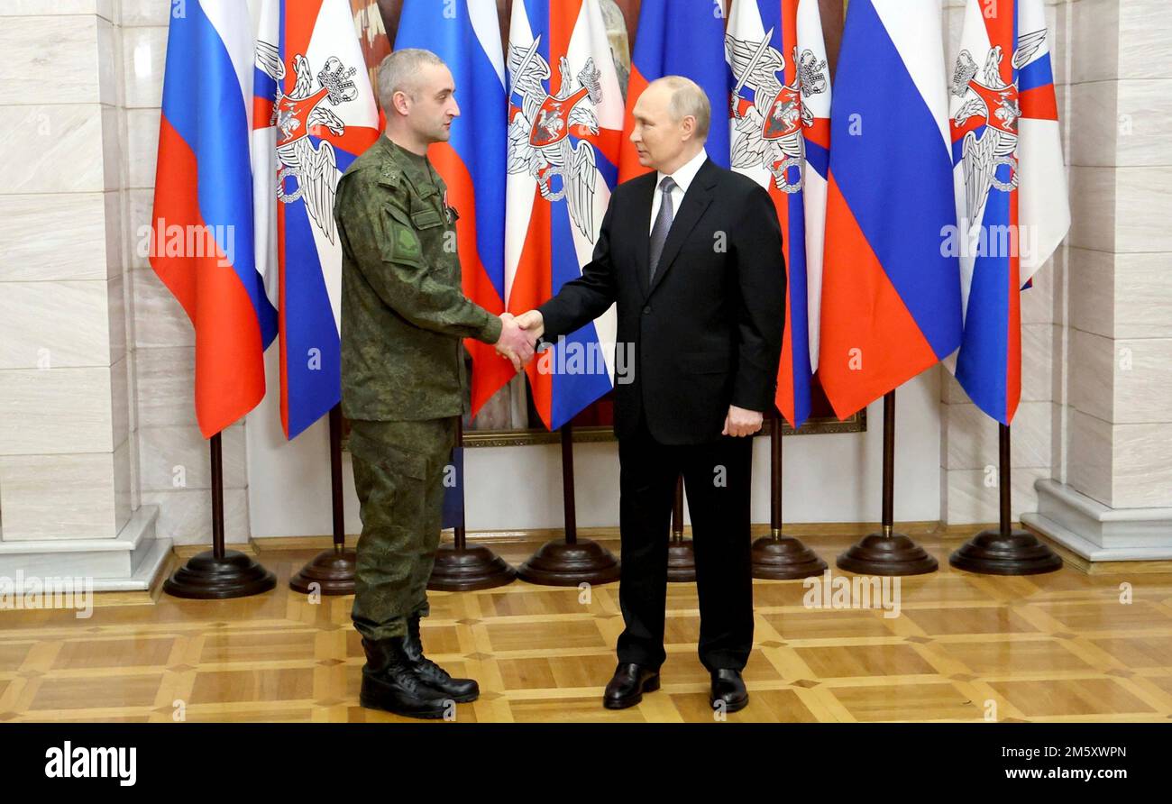 Rostov-on-Don, Russia. 31st Dec, 2022. Il presidente russo Vladimir Putin presenta i soldati con il corpo dell'esercito di Donetsk 1st, il corpo dell'esercito di Lugansk-Severodonetsk 2nd, la Scuola superiore di comando combinato delle armi di Donetsk con premi nel corso di una cerimonia presso il quartier generale del distretto militare meridionale, il 31 dicembre 2022 a Rostov-on-Don, Russia. Putin ha consegnato i premi e ha pronunciato il suo discorso di Capodanno durante la visita. Credit: Mikhail Klimentyev/Kremlin Pool/Alamy Live News Foto Stock