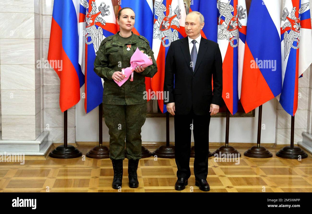 Rostov-on-Don, Russia. 31st Dec, 2022. Il presidente russo Vladimir Putin presenta i soldati con il corpo dell'esercito di Donetsk 1st, il corpo dell'esercito di Lugansk-Severodonetsk 2nd, la Scuola superiore di comando combinato delle armi di Donetsk con premi nel corso di una cerimonia presso il quartier generale del distretto militare meridionale, il 31 dicembre 2022 a Rostov-on-Don, Russia. Putin ha consegnato i premi e ha pronunciato il suo discorso di Capodanno durante la visita. Credit: Mikhail Klimentyev/Kremlin Pool/Alamy Live News Foto Stock
