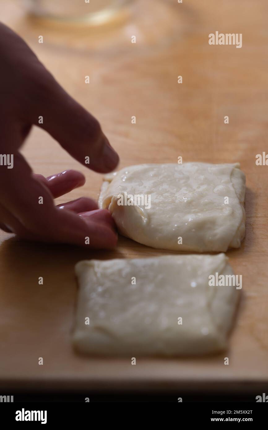 frittelle impastate a mano, frittelle marocchine fatte a mano Foto Stock