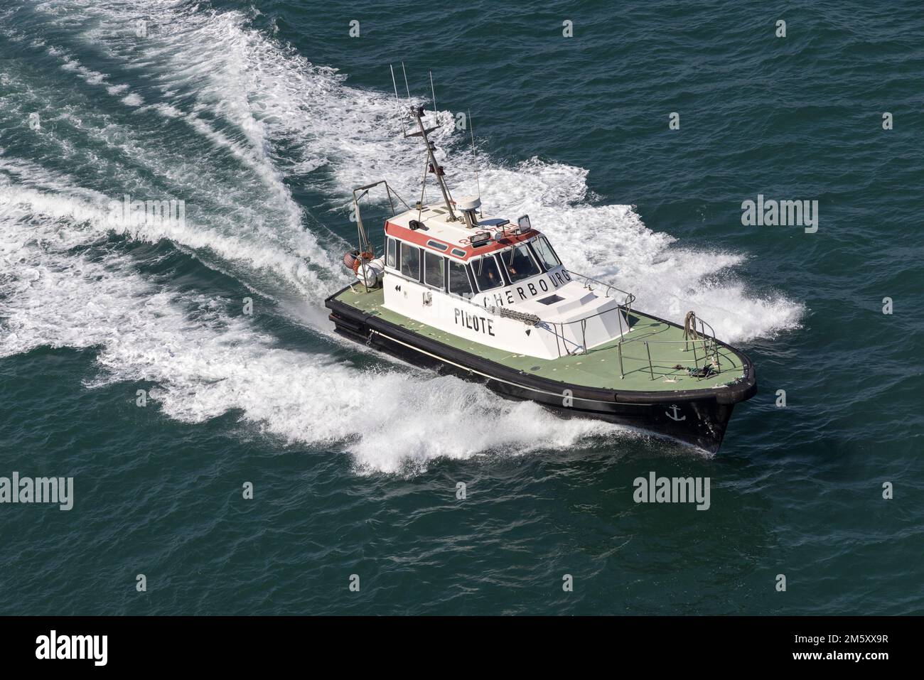 Barca pilota nel porto di Cherbourg, Francia Foto Stock