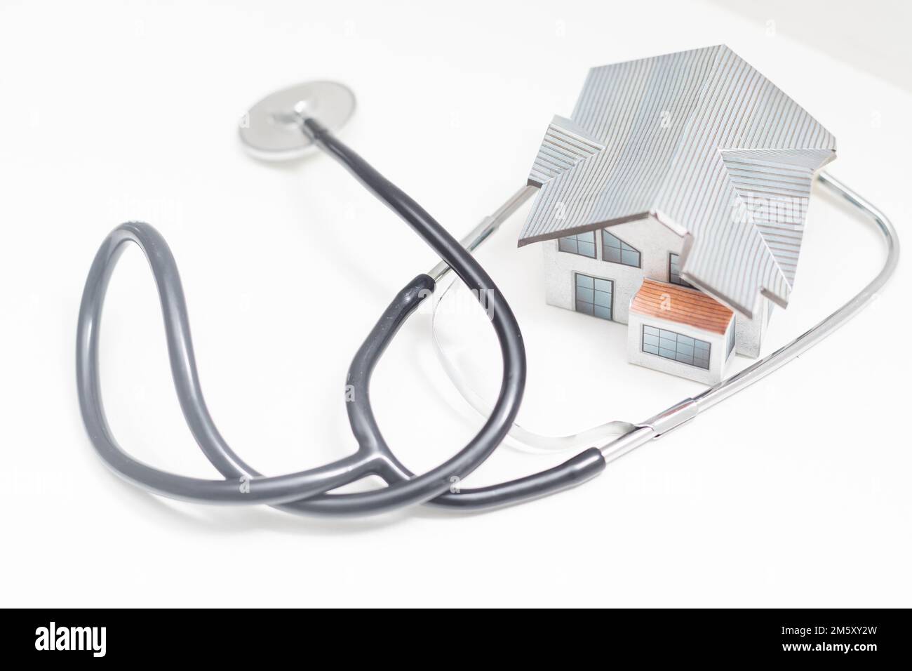 fonendoscopio e casa giocattolo, dispositivo medico Foto Stock