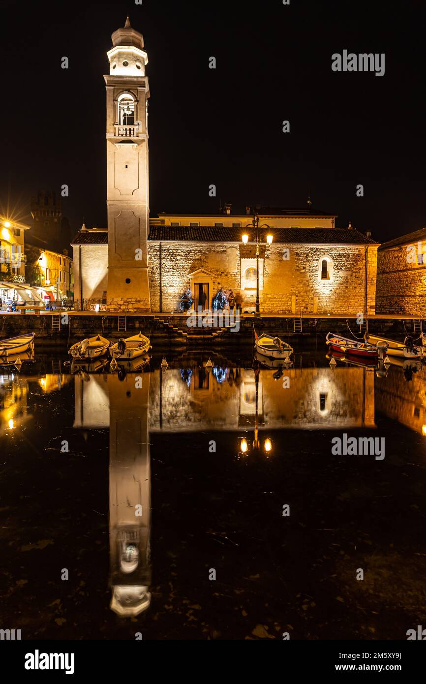 porto di lazise di notte con decorazioni chiare alla vigilia di capodanno Foto Stock