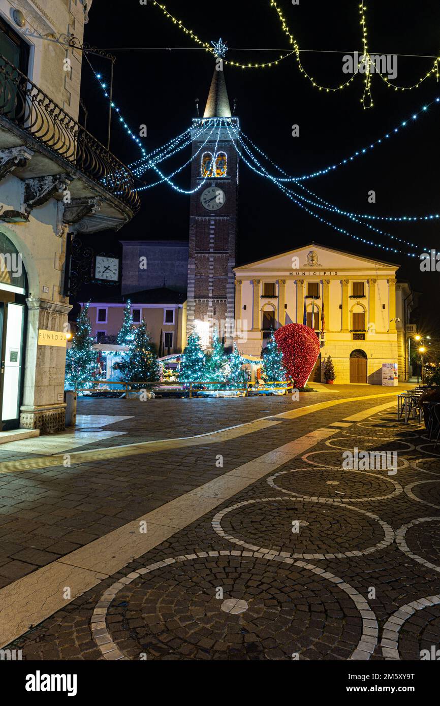 Luci di nuovo anno alla città di Bussolengo nel nord italia Foto Stock