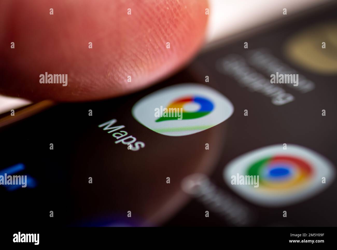 Londra. UK- 12.31.2022. L'icona e il nome dell'applicazione Google Maps sullo schermo di uno smartphone. Foto Stock