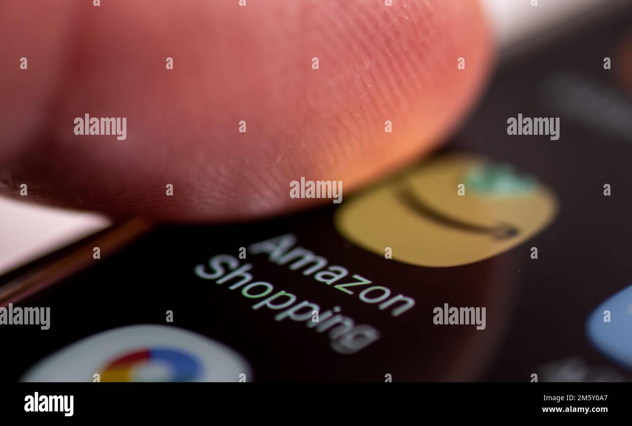Londra. UK- 12.31.2022. Il simbolo, l'icona e il nome dell'applicazione Amazon Shopping sullo schermo di un telefono Android. Foto Stock