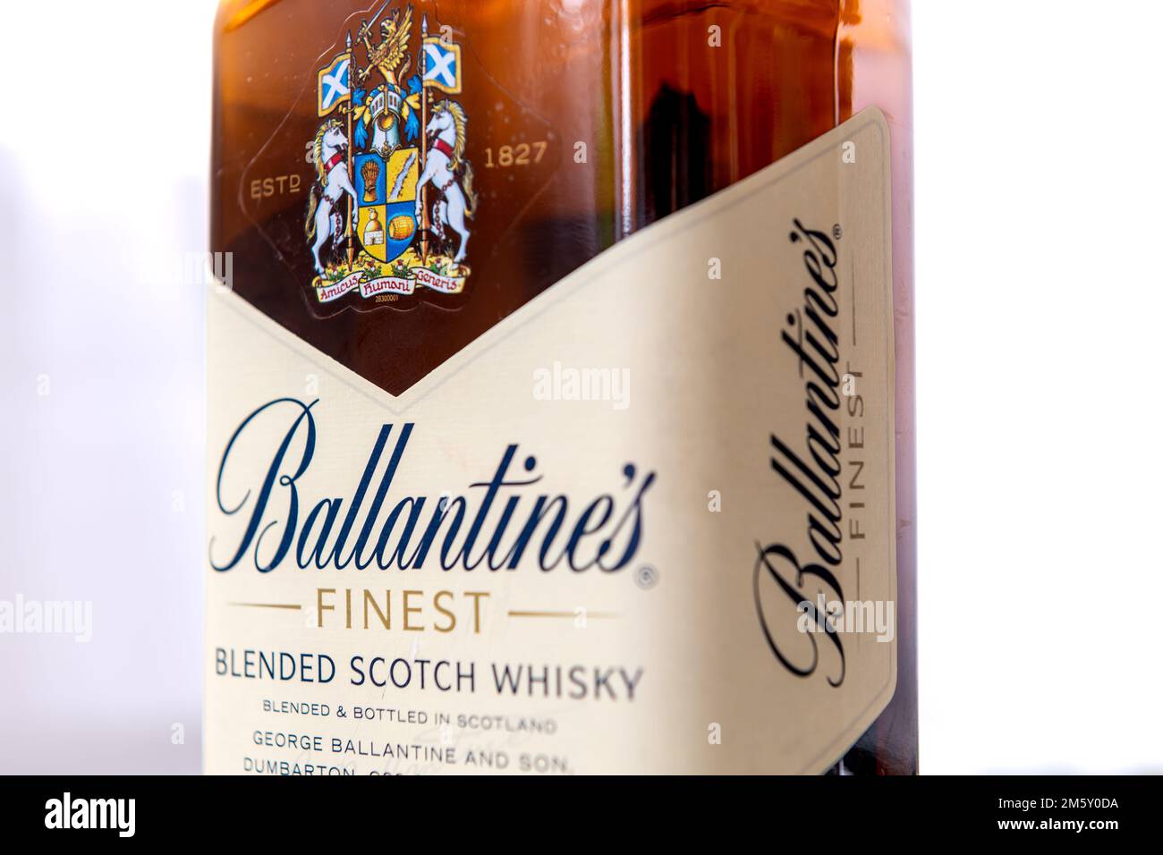 Londra. UK- 12.31.2022. Primo piano di una bottiglia di Scotch Whisky di Ballantine isolata su sfondo bianco. Foto Stock