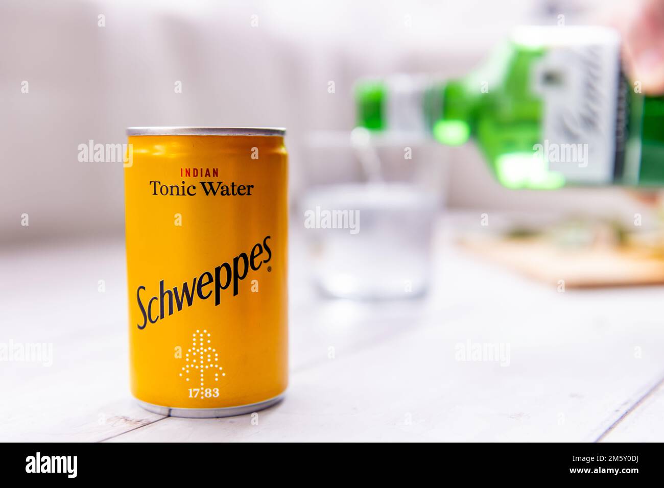 Londra. UK- 12.31.2022. Una lattina di acqua tonica indiana Schweppes. La parte tonica del gin e tonico. Foto Stock