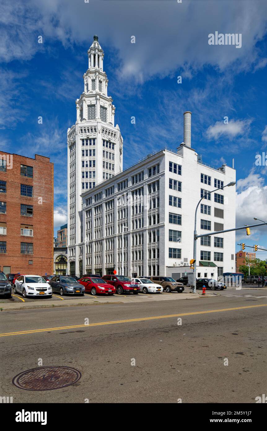 La storica Torre elettrica è ricoperta di terracotta bianca ed è uno degli edifici più alti di Buffalo. Foto Stock
