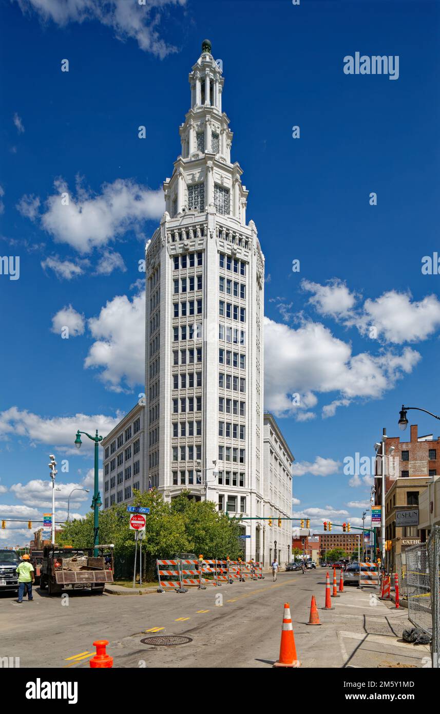 La storica Torre elettrica è ricoperta di terracotta bianca ed è uno degli edifici più alti di Buffalo. Foto Stock