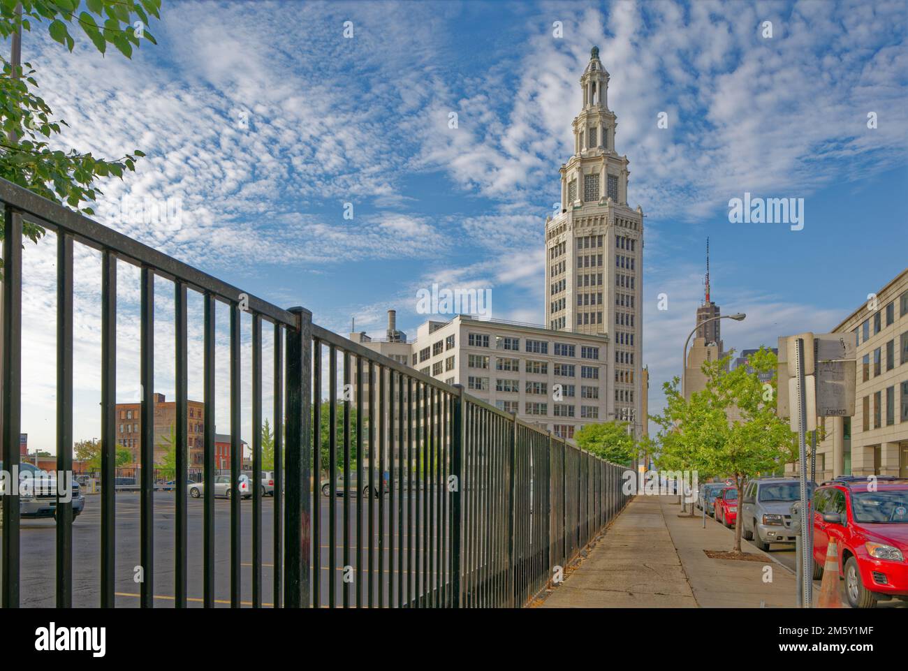 La storica Torre elettrica è ricoperta di terracotta bianca ed è uno degli edifici più alti di Buffalo. Foto Stock