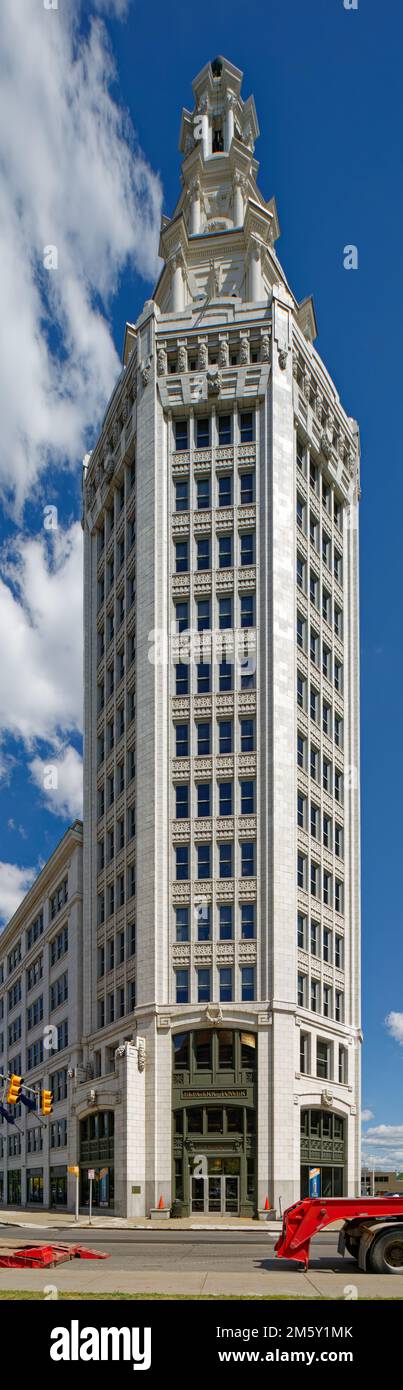 La storica Torre elettrica è ricoperta di terracotta bianca ed è uno degli edifici più alti di Buffalo. Foto Stock